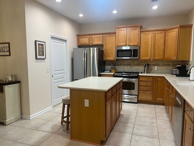 Building Photo - Lovely Furnished Home in The Haven