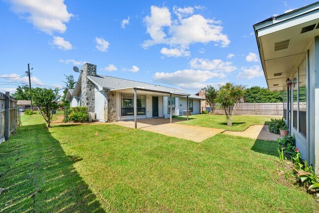 Building Photo - For Rent – Huntingdon Estates 3BR/2BA Home...