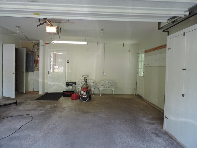 Building Photo - 3765 East Ave