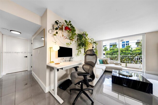 Building Photo - 1665 Bay Rd