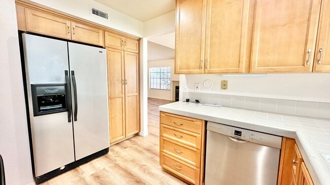 Building Photo - Beautiful, End Unit Condo, in the Very Des...