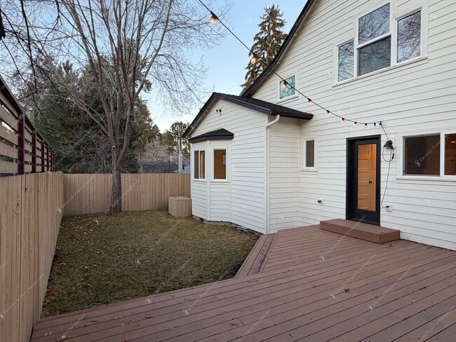 Building Photo - Find a piece of serenity in Historic Old Bend! (Unfurnished)