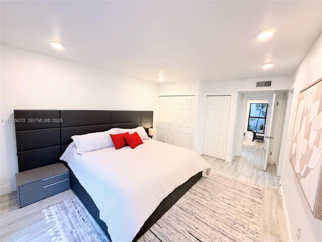 Building Photo - 20429 NE 10th Ct Rd