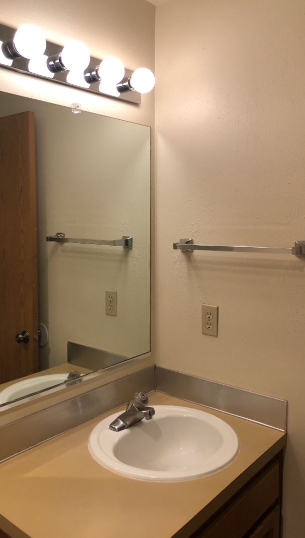 Building Photo - Location Location Location - 3 Bedroom 2 b...