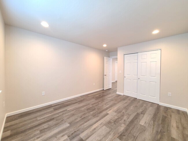 Building Photo - $2,350- 3 Bed / 2 Bath Beautiful Newer Bui...