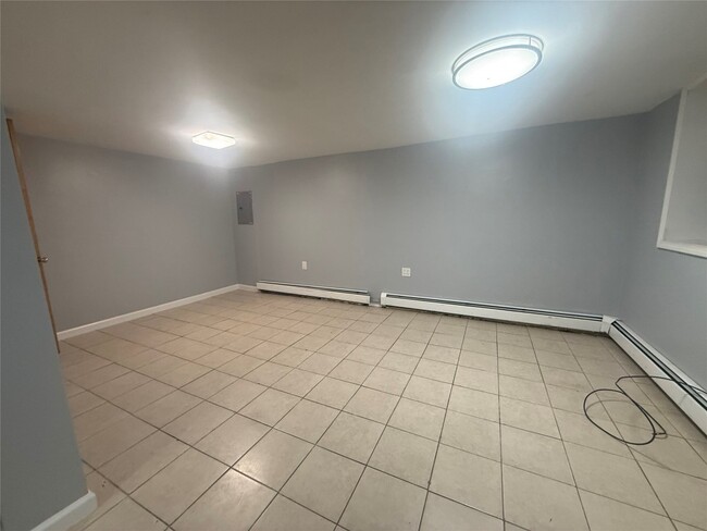 Building Photo - 337 1/2 Riverside Dr