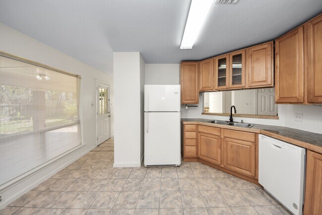 Building Photo - 15614 Barbarossa Dr