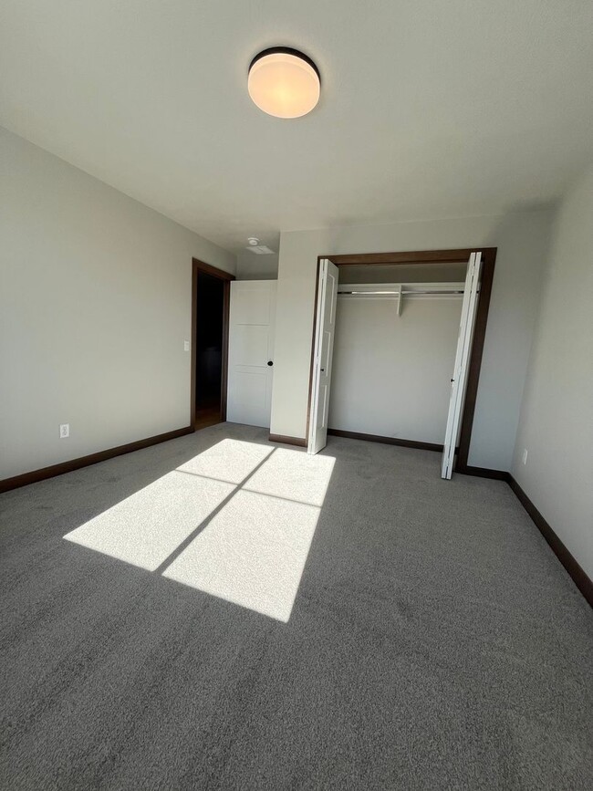 Building Photo - Newly Built 3 Bed/2.5 Bath Townhome in Aspen Ridge!