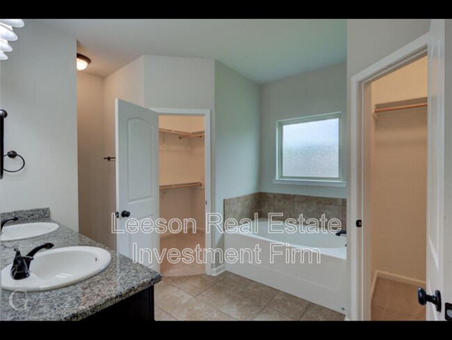 Building Photo - 652 Riverscape Dr