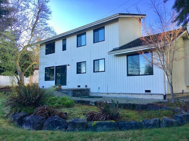 Building Photo - Beautiful 4 Bedroom near Microsoft Availab...