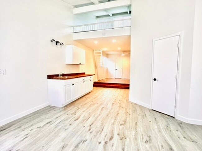 Building Photo - 3 bedroom  2 bathroom