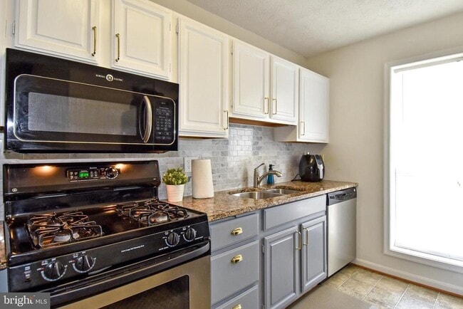 Building Photo - 12040 Cardamom Dr
