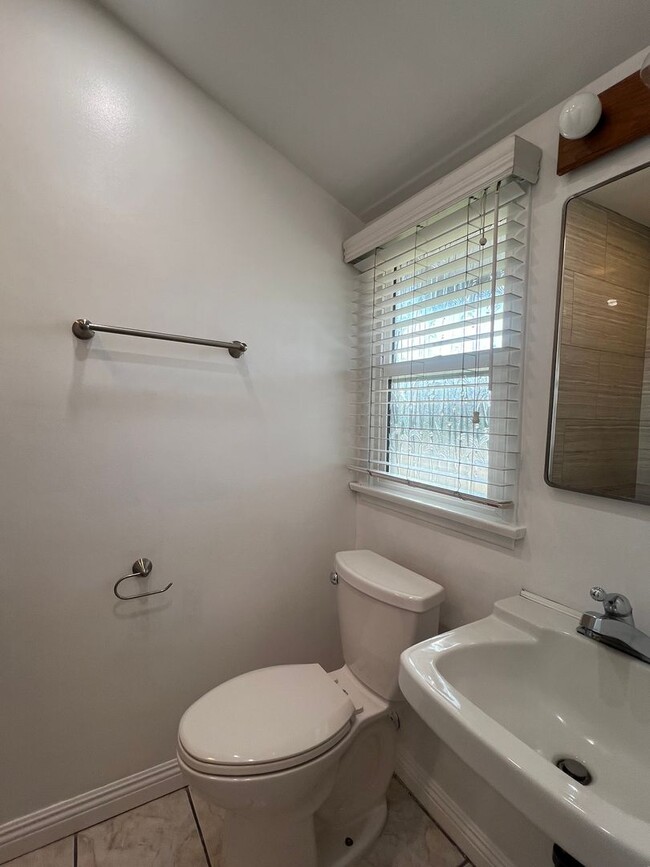 Building Photo - Wonderful Home, 3 Bedroom, 2 Bathroom with...