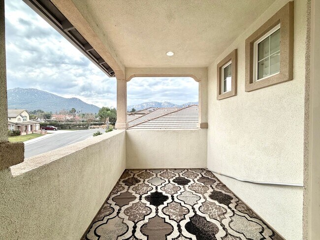 Building Photo - Spacious 5 Bedroom Wolf Creek Home with Balcony, Loft & Secondary Kitchen