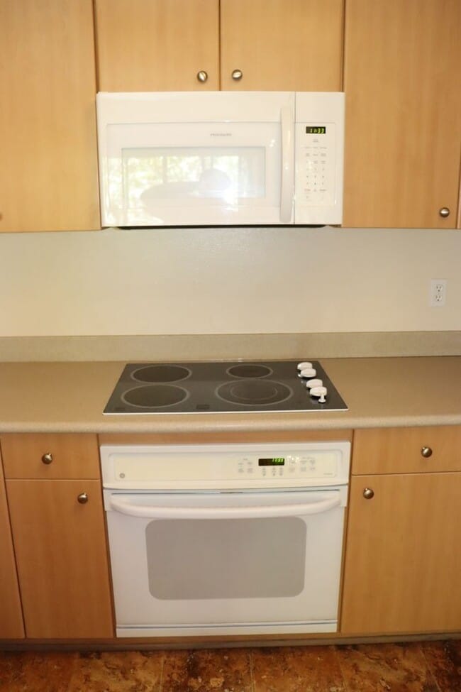 Building Photo - Spacious Downtown Condo