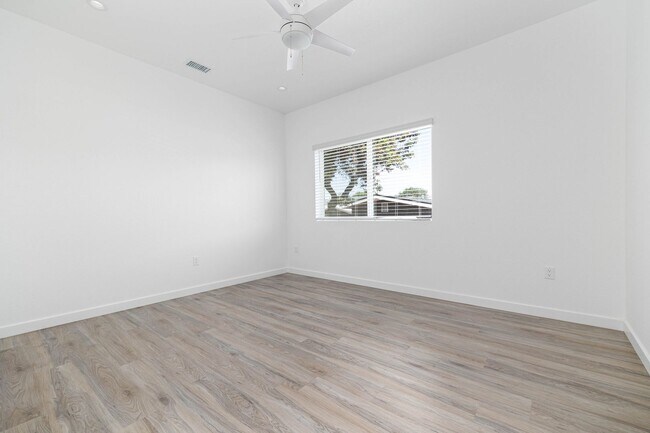 Building Photo - 4bd/2ba home with AC, off street parking and private yard!