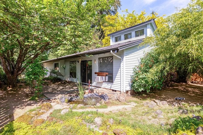 Building Photo - Contemporary One-Level 2 Bed/1 Bath Tranquil Retreat