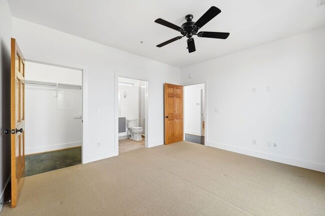 Building Photo - 211 Cream St