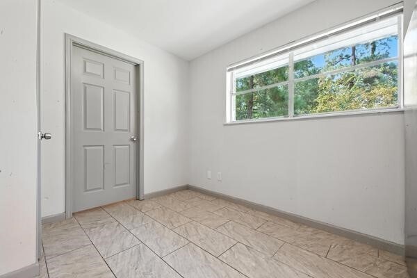 Building Photo - 10615 Twin Oak Dr