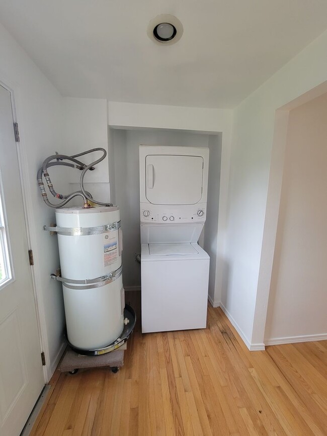 Building Photo - Charming newly updated 2 bedroom 1 bath ho...