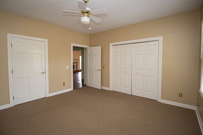 Building Photo - 2220 Montclair Dr