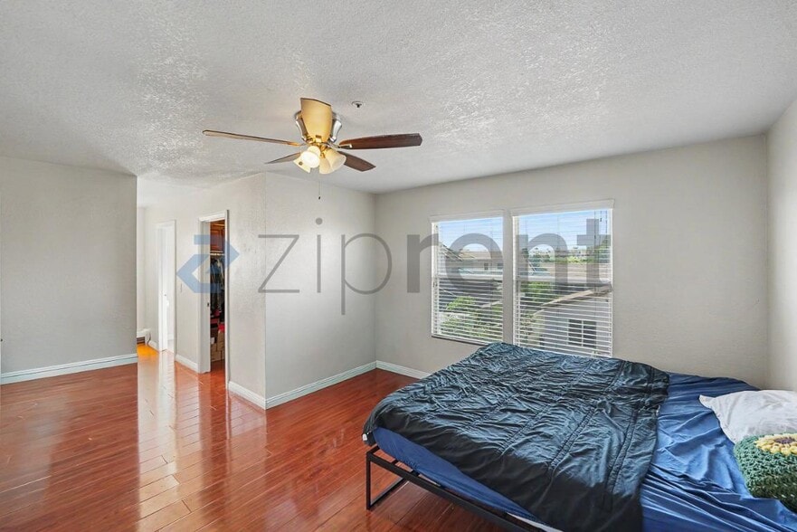 Building Photo - Unit