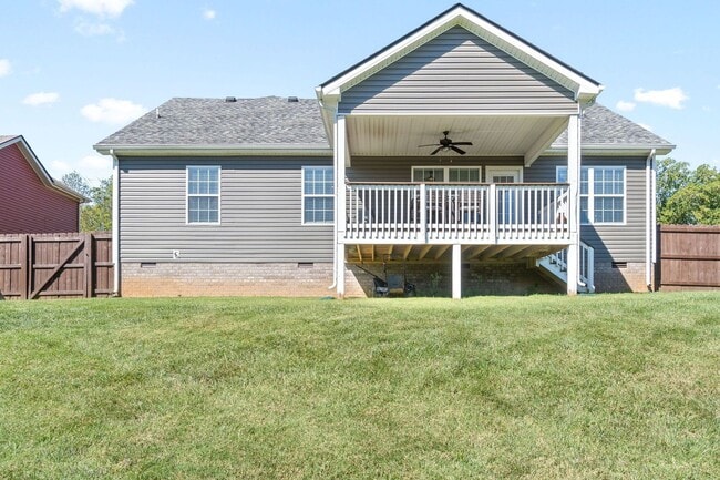 Building Photo - Pet Friendly Three Bedroom with Bonus!