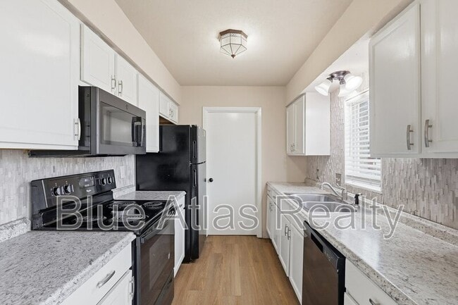 Building Photo - 702 Skyline Dr