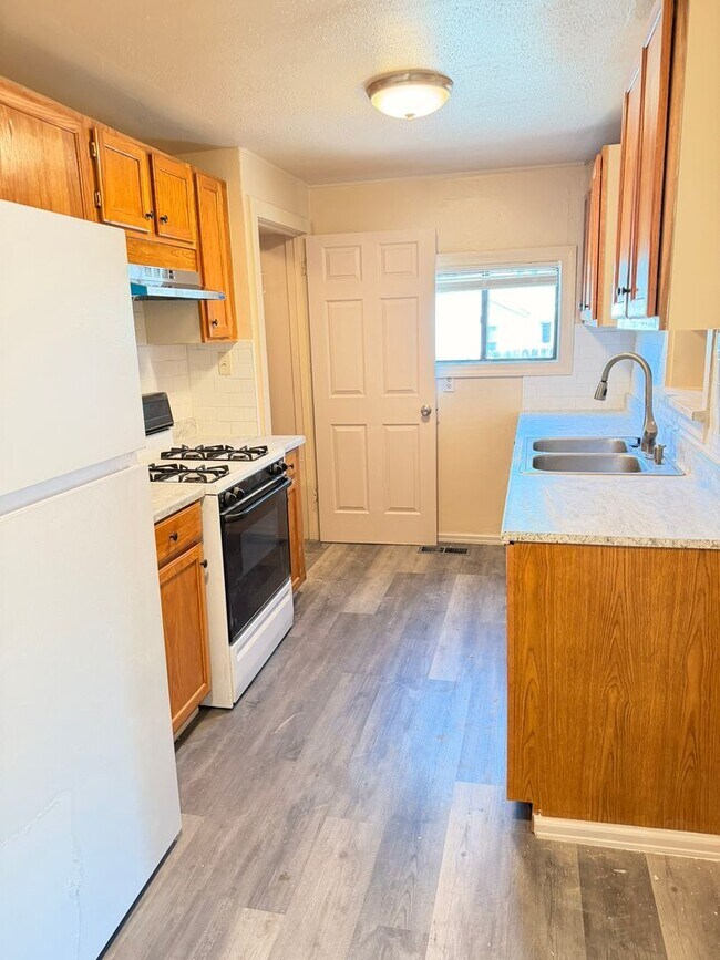 Building Photo - Cute House - 3Bed 1Bath - ONE Block from CMU!!!