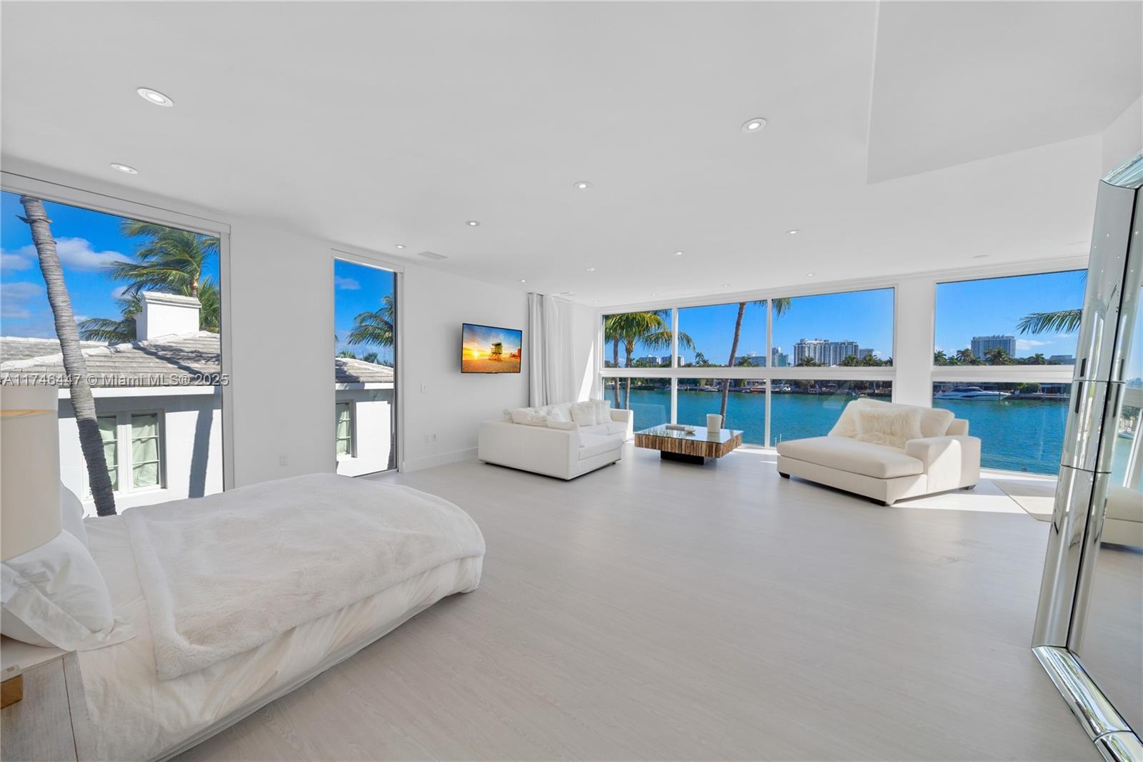 Building Photo - 1061 N Venetian Dr