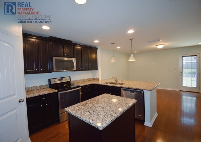 Building Photo - Wonderful townhome 15 min. to downtown Nashville- pool, tennis courts & fitness center!