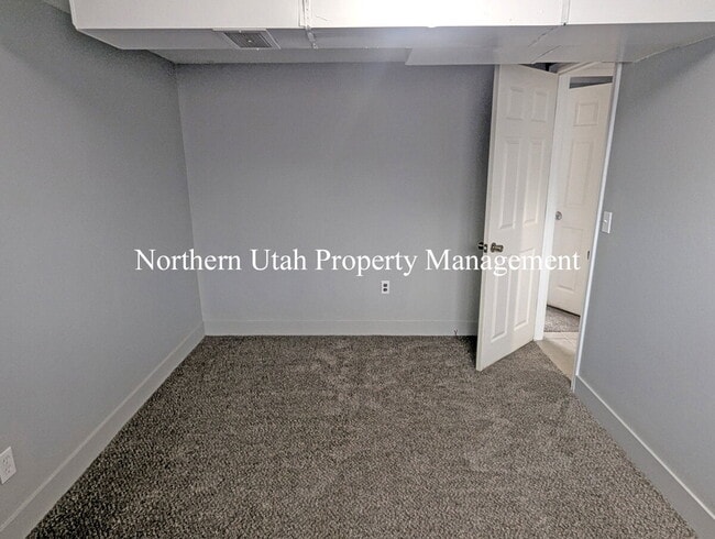 Building Photo - 4 Bed, 2 Bath