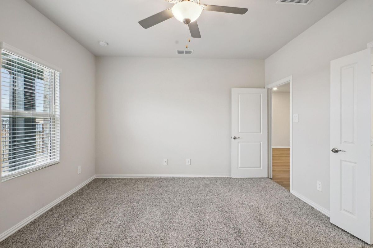 Building Photo - 115 Greenbriar Dr
