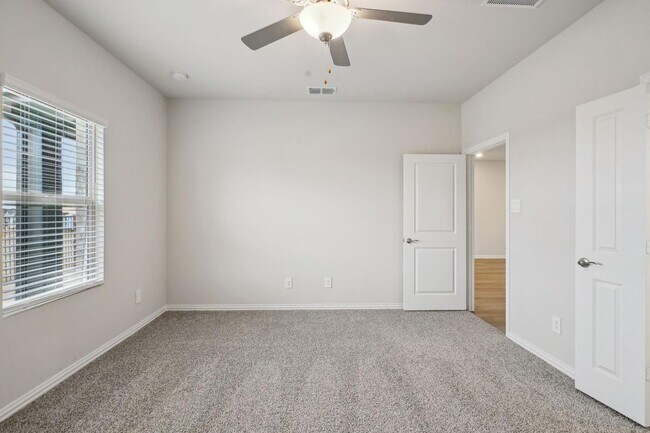 Building Photo - 115 Greenbriar Dr