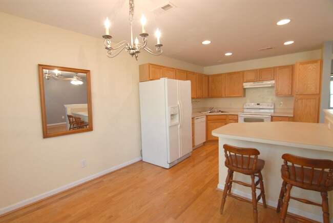 Building Photo - Maintenance free 2 bedroom suite townhouse...