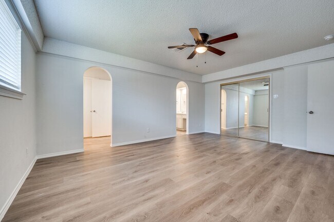 Building Photo - 1710 Green Oaks Dr