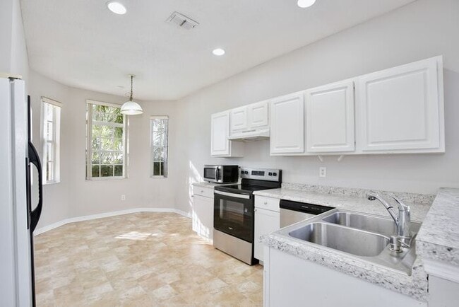 Building Photo - Lovely 3/2 Spacious Home and a 2 Car Garage in Deans Reserve - Orlando!