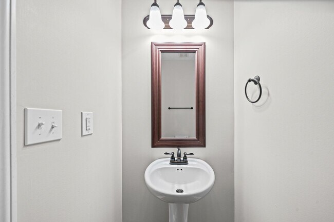 Building Photo - Beautiful, Large Home Close to Ft. Campbell and I24