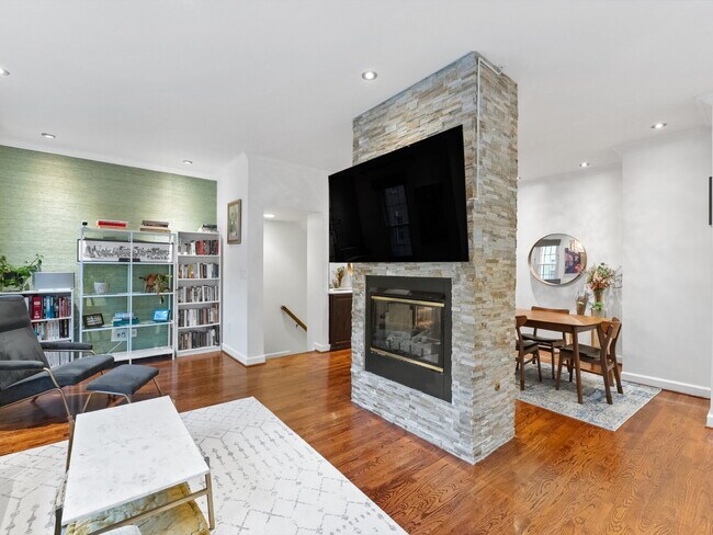 Building Photo - "Spacious 3-Bedroom Townhouse Retreat with...