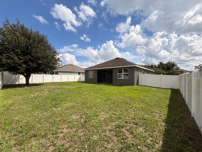 Building Photo - 633 Highland Meadows Ave