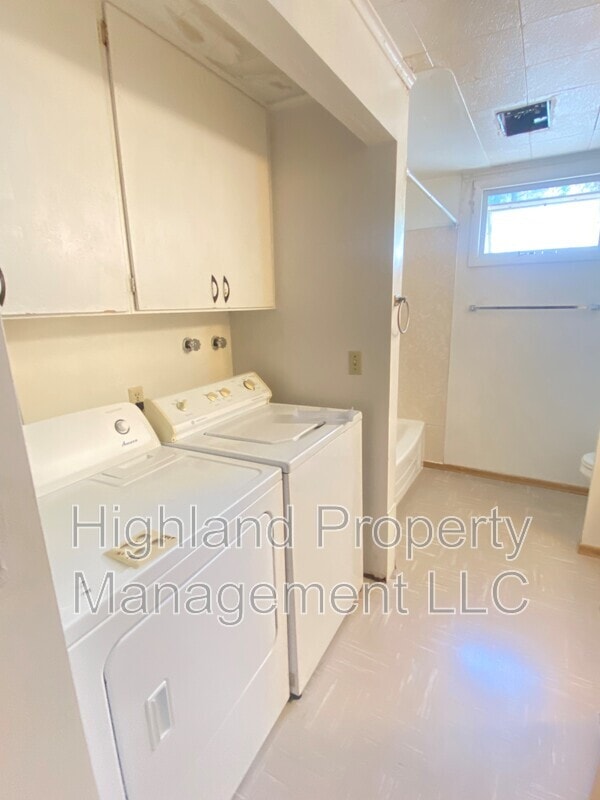 Building Photo - 1933 NE Valley Rd