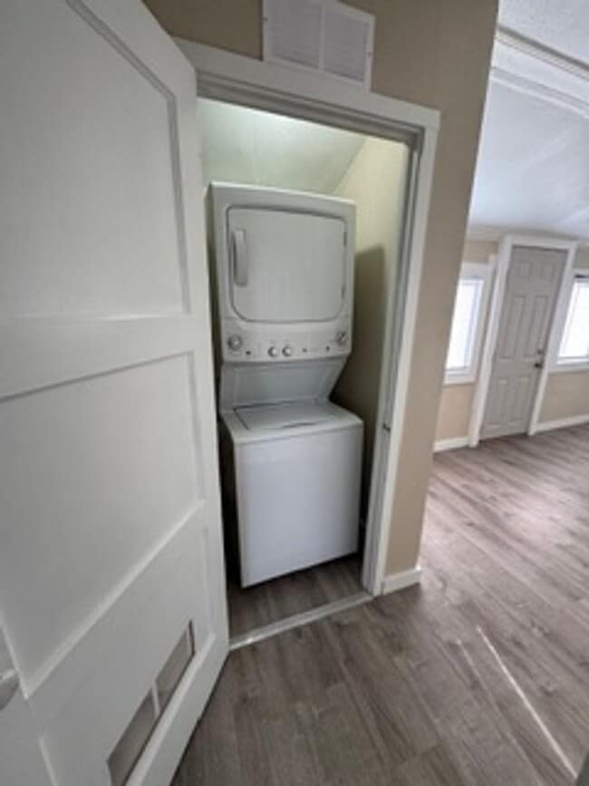 Building Photo - 2 Bedroom Pet Friendly Home now available