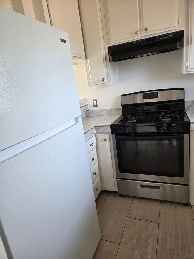 Building Photo - 16046 Wyandotte St