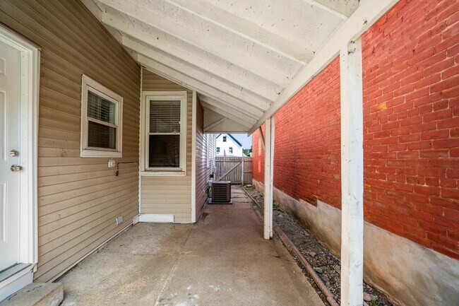 Building Photo - 419 Oak St