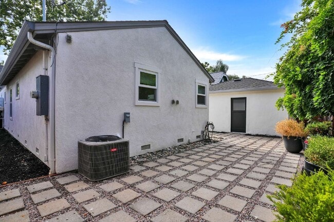 Building Photo - 1835 Ellen Ave