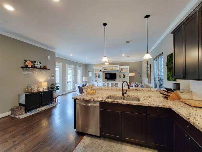 Building Photo - 925 W 19th St