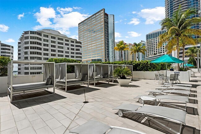 Building Photo - 950 Brickell Bay Dr