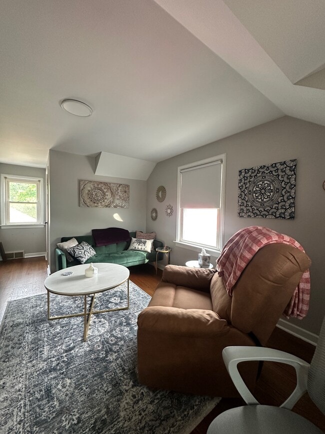 Building Photo - 932 Robinson St