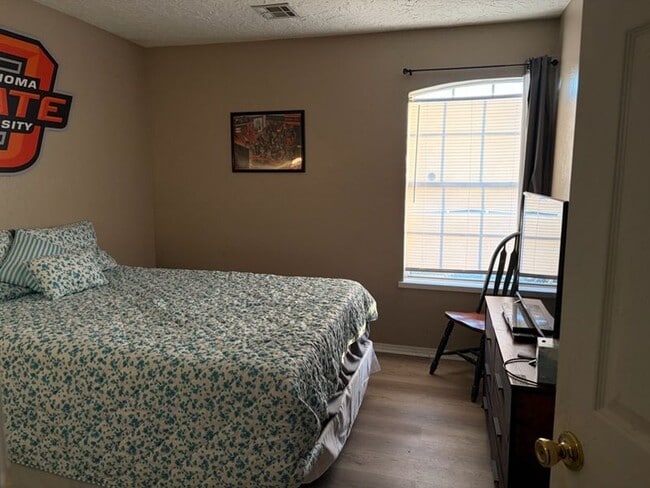 Building Photo - 2202 N Benjamin St