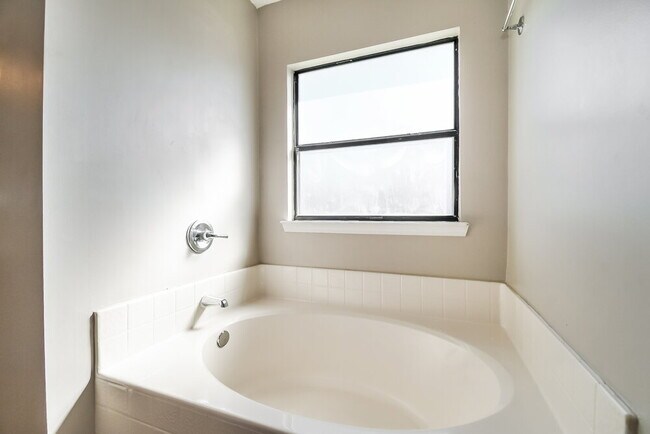 Building Photo - 596 Artesian Ln